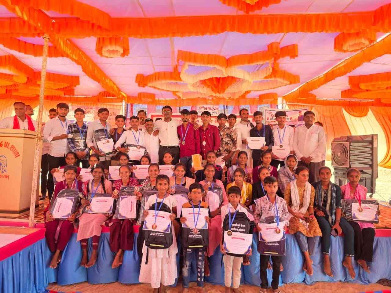 થરાદમાં 140 તેજસ્વી વિદ્યાર્થીઓનું સન્માન, શિક્ષણ ક્ષેત્રે ઠાકોર સમાજની સિદ્ધિને બિરદાવાઈ